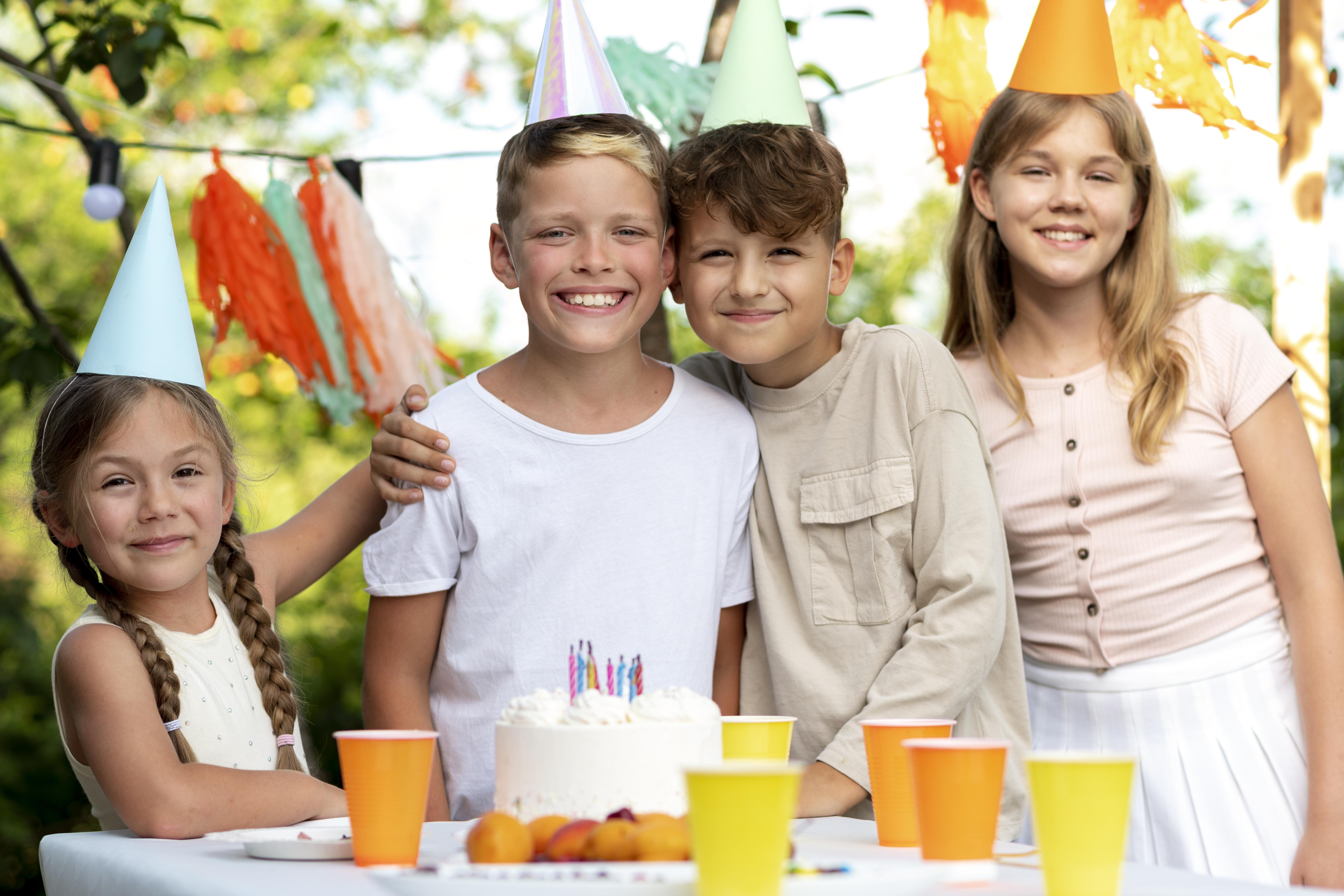 ninos-sonrientes-tiro-medio-fiesta.jpg