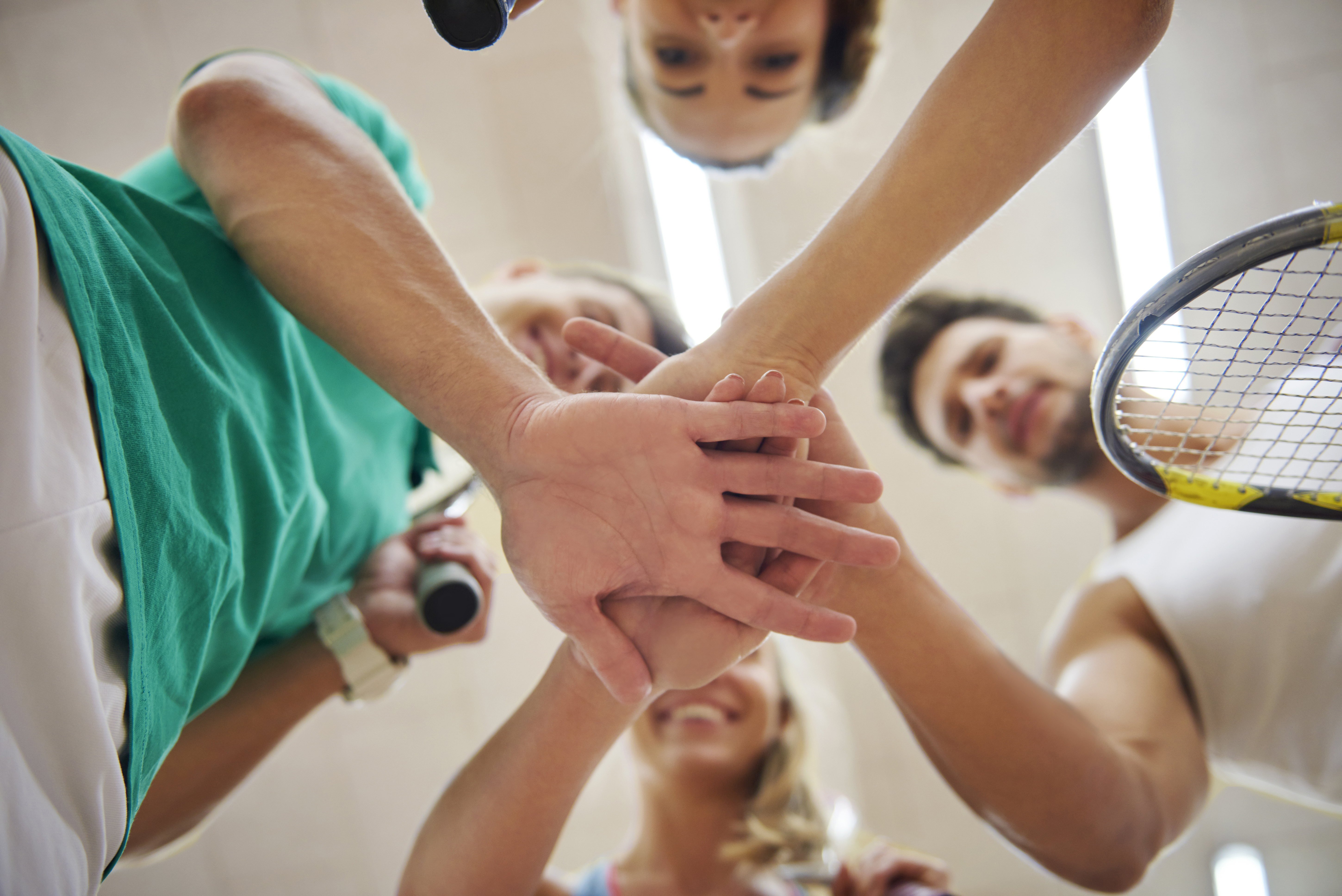 jovenes-activos-jugando-al-squash.jpg